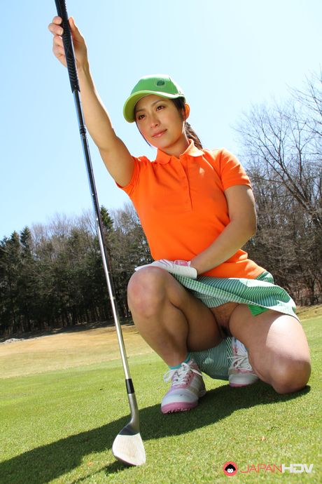 Sporty japansk babe Nana Kunimi får sin fisse leget udendørs