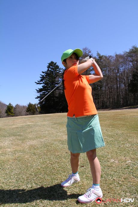 Sporty japansk babe Nana Kunimi får sin fisse leget udendørs