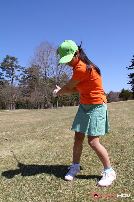 Sporty japansk babe Nana Kunimi får sin fisse leget udendørs