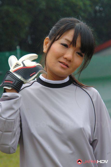 性感的日本業餘女孩在健身房被教練脫光衣服並操弄