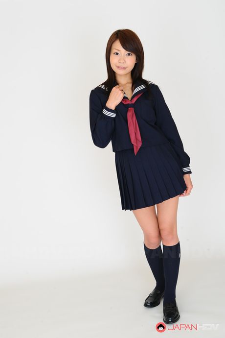 亞洲媽媽 Jun Kusanagi 展示她巨大的乳房，並與一名青少年展示她裸露的身體