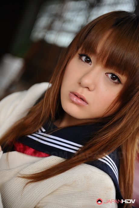 亞洲寶貝 Rui Natsukawa 在口交前赤身裸體，穿著及膝襪