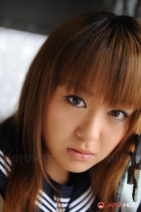 亞洲寶貝 Rui Natsukawa 在口交前赤身裸體，穿著及膝襪