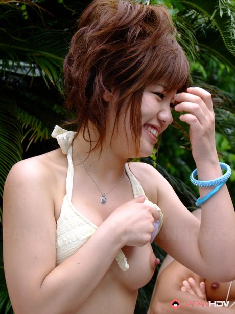 美麗的日本辣妹在泳池邊狂歡中脫光衣服並分享一根雞巴