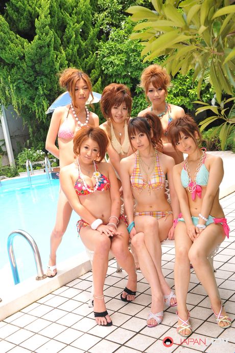 魅力的なアジアの美女たちが、熱いプールサイドのストリップショーでおっぱいとオマンコを披露