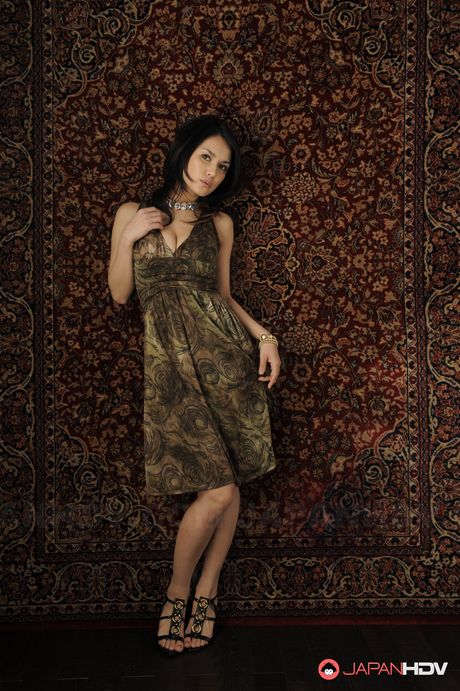 アジアの美女マリア・オザワが大きな胸を露わにし、ソロで体を露出する