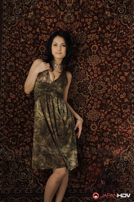 アジアの美女マリア・オザワが大きな胸を露わにし、ソロで体を露出する