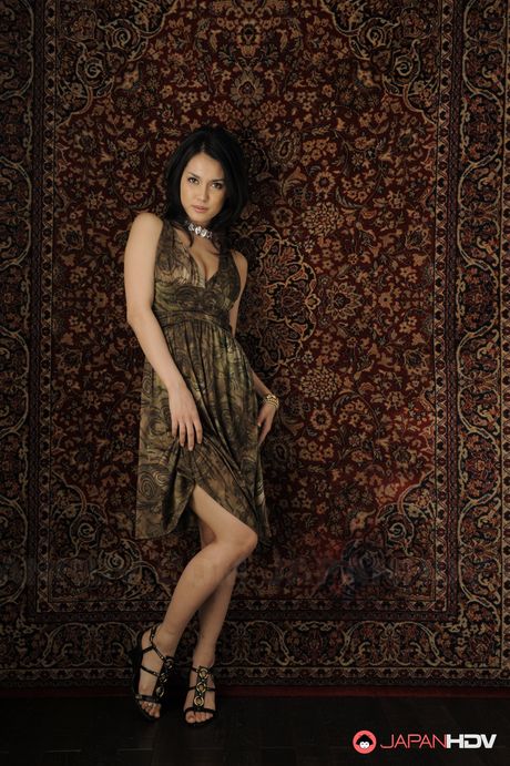 アジアの美女マリア・オザワが大きな胸を露わにし、ソロで体を露出する