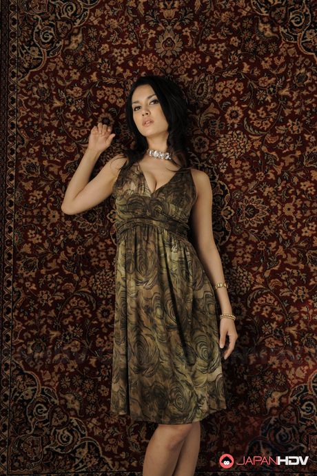 アジアの美女マリア・オザワが大きな胸を露わにし、ソロで体を露出する