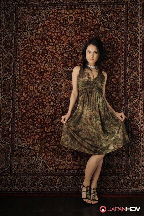 アジアの美女マリア・オザワが大きな胸を露わにし、ソロで体を露出する