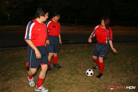 Sportssøde You Shiraishi stripper og onanerer i skabet