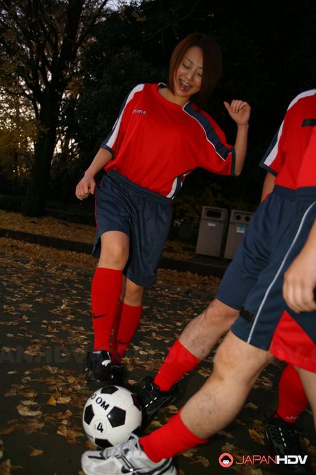 Sportssøde You Shiraishi stripper og onanerer i skabet