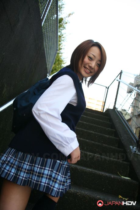 Lækker japansk skolepige, du Shiraishi, får sin fisse spist ud og fingret