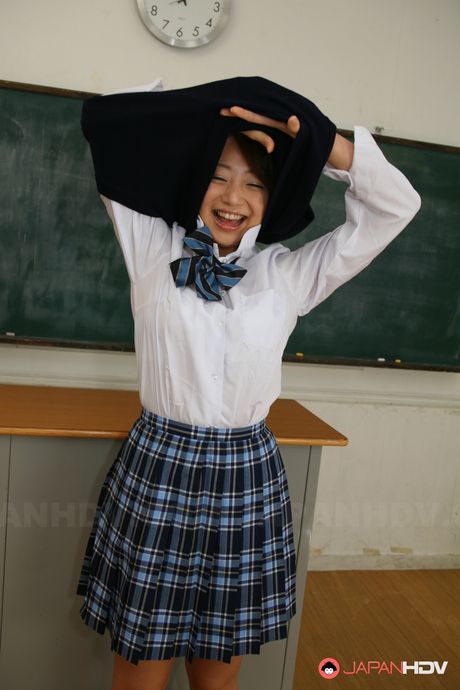 可愛的日本女學生 You Shiraishi 脫光衣服，露出她的大奶子和屁股