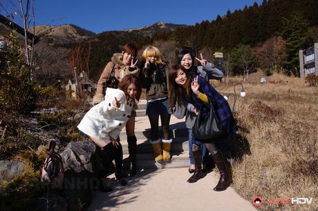 Store bryster teenage babes stripper og onanerer udendørs