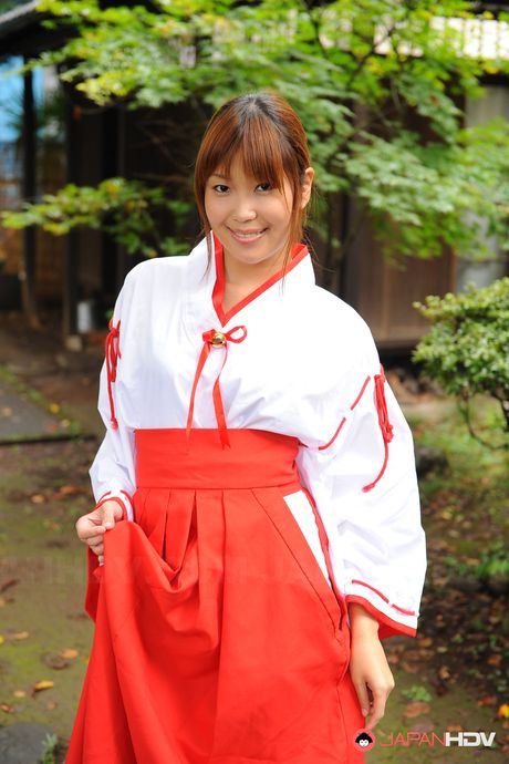 Perfekt asiatisk MILF Yuuno Hoshi viser sine bryster og fisse frem i en offentlig park