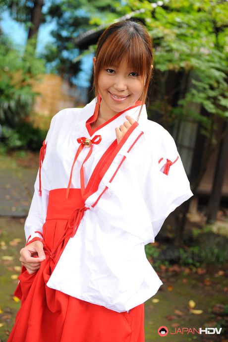 Perfekt asiatisk MILF Yuuno Hoshi viser sine bryster og fisse frem i en offentlig park