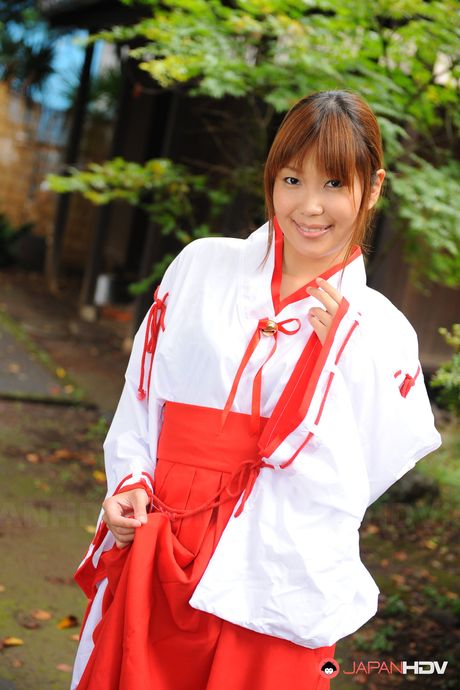 Perfekt asiatisk MILF Yuuno Hoshi viser sine bryster og fisse frem i en offentlig park