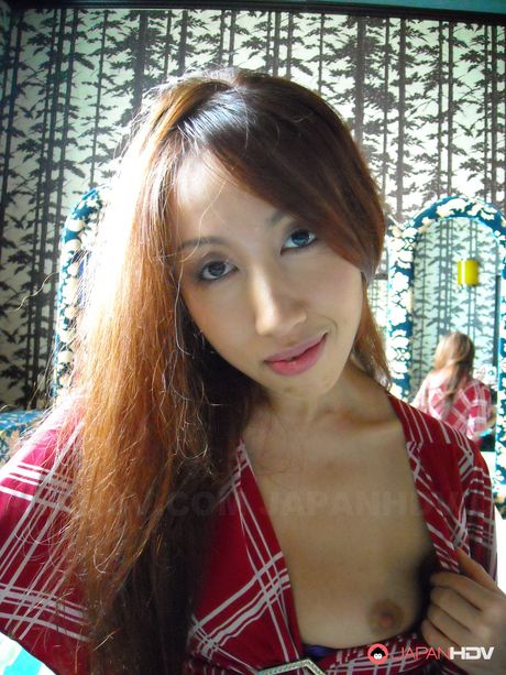 Lækker asiatisk babe Amber Dawn stripper og får en dicking på sofaen