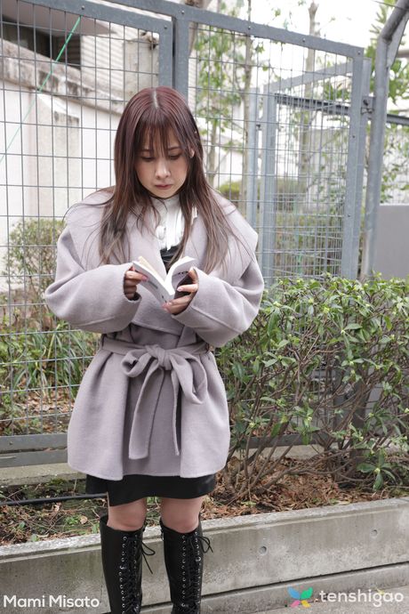 亞洲美女 Mami Misato 脫光衣服，露出靴子，展現她火辣的身材