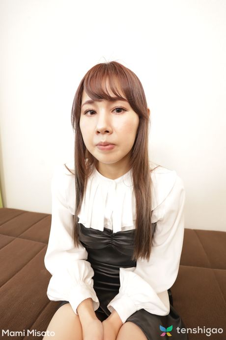 亞洲美女 Mami Misato 脫光衣服，露出靴子，展現她火辣的身材