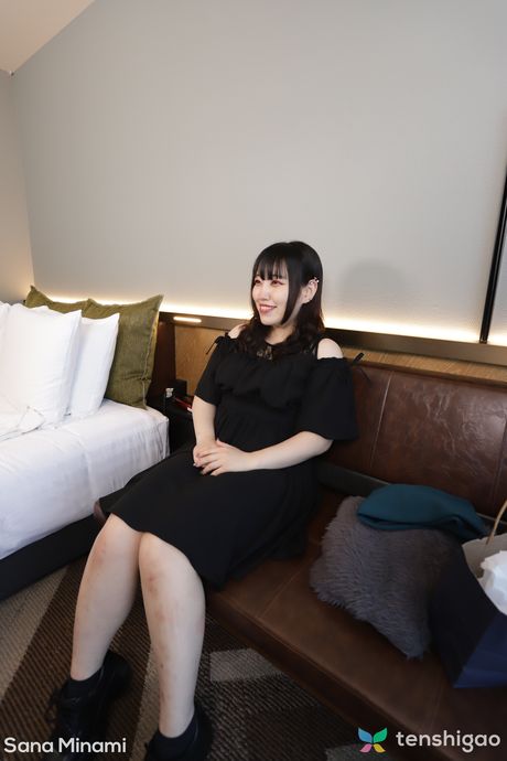 亞洲美女南紗奈在沙發上裸體，然後進行陰道性交