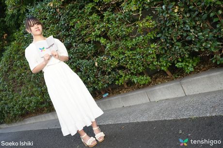 魅惑的なアジアのティーン、石木冴子が小さなおっぱいを見せ、体を露出する