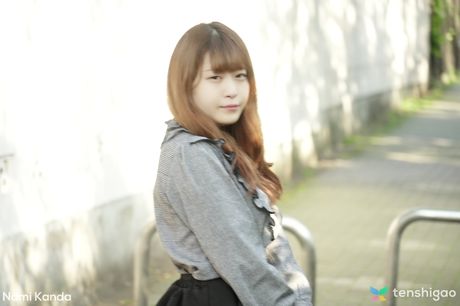 Forførende asiatisk teenager Nami Kanda fingrer sin liderlige fisse på sofaen