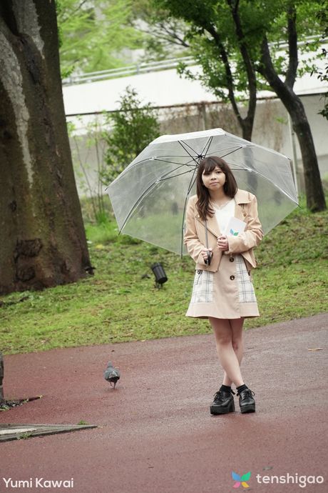 T: Den asiatiske covergirl Yumi Kawai bliver forførende nøgen på en køkkenbordplade