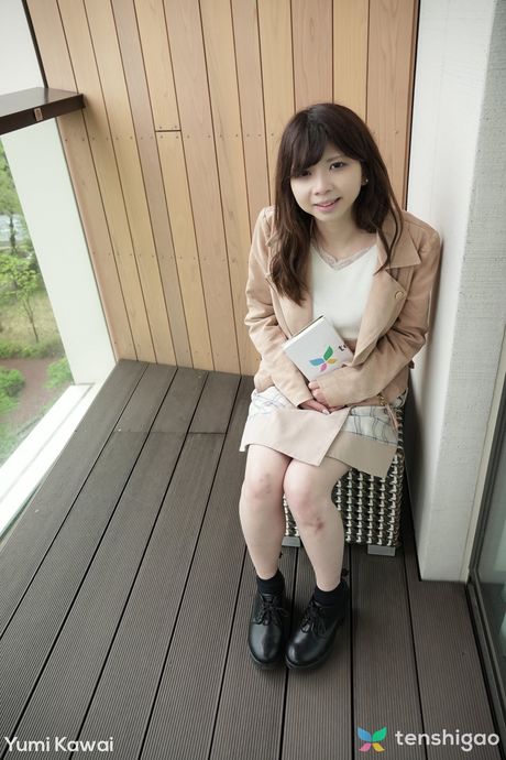 Den asiatiske covergirl Yumi Kawai bliver forførende nøgen på en køkkenbordplade