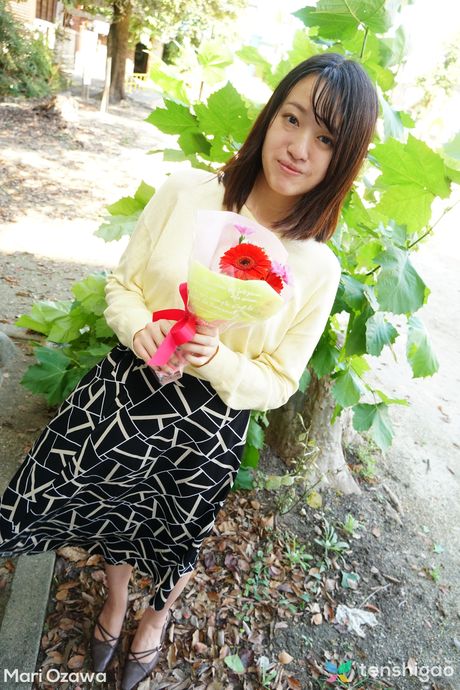 アジア人の女の子、小澤真理はナースの制服を着てオナニーする前に裸になる