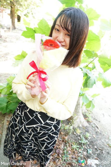 アジア人の女の子、小澤真理はナースの制服を着てオナニーする前に裸になる