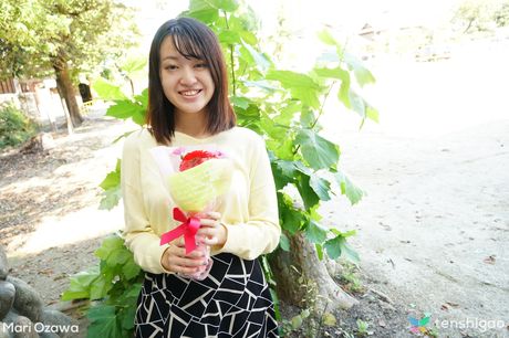 アジア人の女の子、小澤真理はナースの制服を着てオナニーする前に裸になる