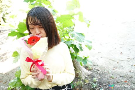 アジア人の女の子、小澤真理はナースの制服を着てオナニーする前に裸になる