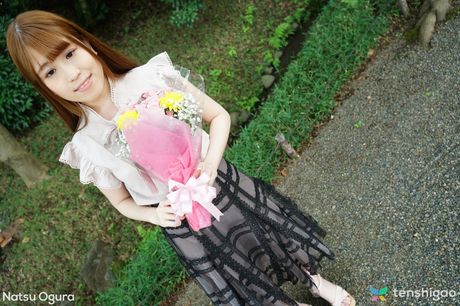 Den asiatiske coverpige Natsu Ogura præsenterer sin perfekte røv og spreder benene for et nærbillede