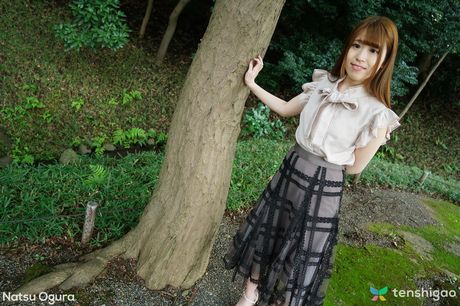 Natsu Ogura 在廚房裡脫光衣服，然後進行陰道插入