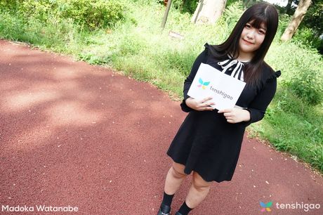 Asiatisk pige Madoka Watanabe stripper nøgen og demonstrerer sin lækre fisse tæt på