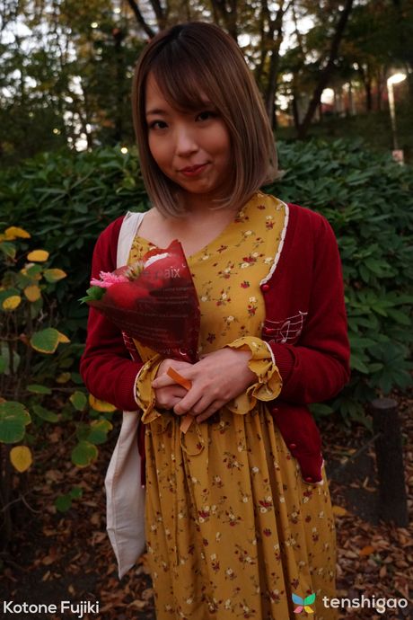 棕髮日本美女藤木琴音脫衣自慰