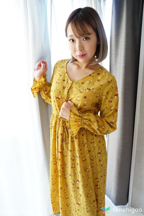 亞洲媽媽藤木琴音展示了她的大胸脯，並在獨奏中捕捉到了她穿著天空服裝的樣子