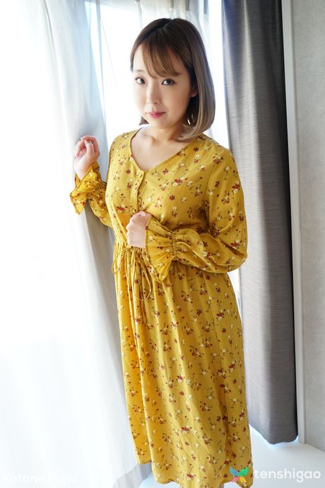 Asiatisk mor Kotone Fujiki viser sine store bryster og fanger sit himmelklædte udseende i en solo