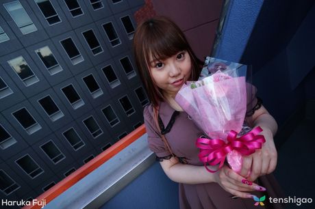 Smuk japansk Haruka Fuji fremhæver sine flade bryster og sin barberede fisse