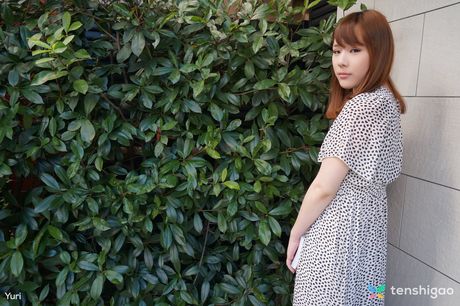 Asiatisk søde Yuri tager sin kjole af og fremhæver sine store bryster i en solo