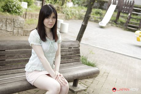 Smuk brunette Madoka Araki får sin fisse slikket udendørs