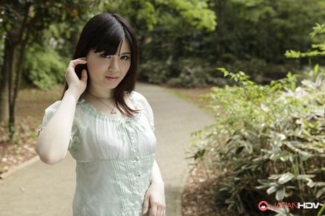 Perfekt dukke Madoka Araki viser sine bryster og får sin fisse kneppet udendørs