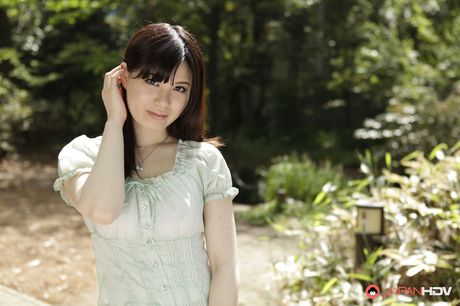 Perfekt dukke Madoka Araki viser sine bryster og får sin fisse kneppet udendørs