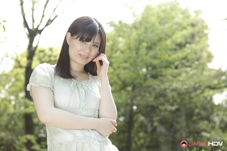 Perfekt dukke Madoka Araki viser sine bryster og får sin fisse kneppet udendørs