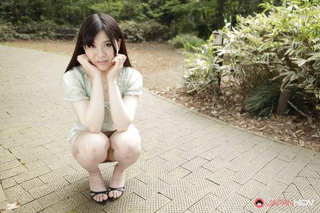 Perfekt dukke Madoka Araki viser sine bryster og får sin fisse kneppet udendørs