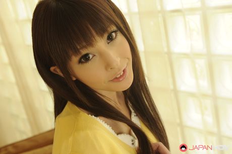 J: スリムな女の子の宮澤みほが、平らな胸とモデルをソロで生で披露します