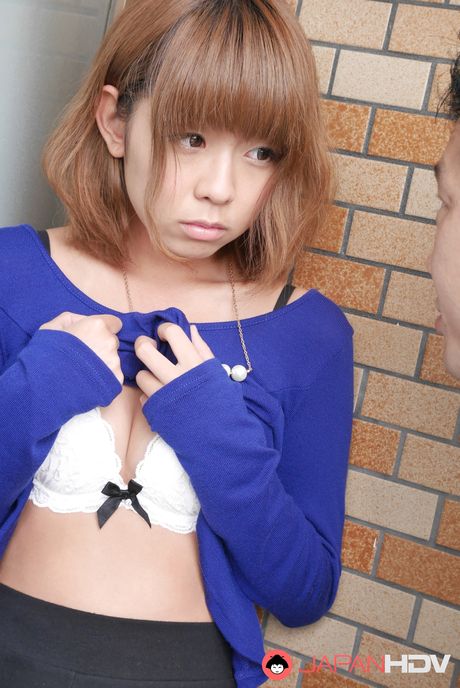 一流の日本人、小波風が野外で興奮した男にオマンコを舐められる