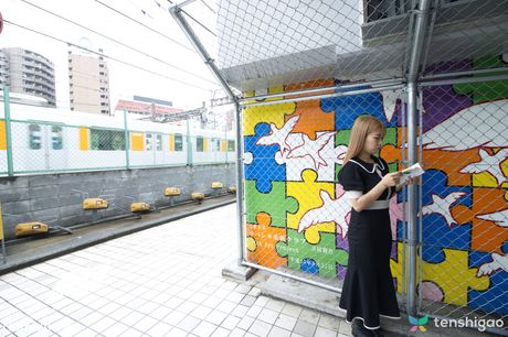 ホットなアジアのMILF秋野奈美は彼女の大きなおっぱいを誇示し、彼女の猫を広げます